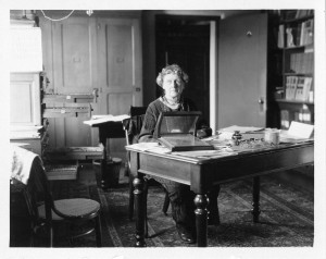 Annie Jump Cannon en su escritorio, en el Observatorio de Harvard. Crédito: Smithsonian Institution from United States