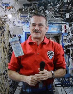 El comandante Chris Hadfield, en una intervención desde la Estación Espacial Internacional en 2.013. En comparación con la imagen anterior, su cara está sensiblemente hinchada por la ausencia de gravedad. Crédito: NASA
