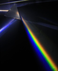 Un prisma triangular dispersando luz.  Crédito: D-Kuru/Wikimedia Commons