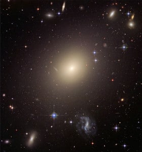 Esta es la galaxia elíptica ESO-325G004. Crédito: J. Blakeslee (Washington State University)