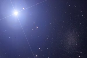 Régulo (la estrella más brillante de la constelación de Leo) y la galaxia enana Leo I. Crédito: Rusell Croman
