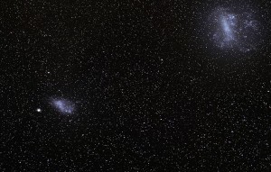 Las dos Nubes de Magallanes (Grande y Pequeña) son dos galaxias enanas irregulares. Crédito: ESO/S. Brunier - ESO