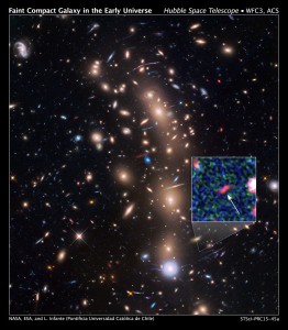 Esta imagen del telescopio Hubble muestra un cúmulo masivo de galaxias, a 4.000 millones de años-luz de distancia. La imagen en el interior muestra una galaxia extremadamente distante y tenue que apareció 400 millones de años después del Big Bang. Crédito: NASA, ESA, and L. Infante (Pontificia Universidad Catolica de Chile)
