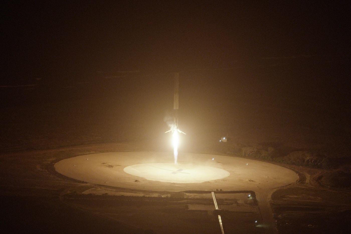 SpaceX consigue aterrizar su cohete orbital