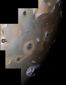 Este mosaico de imágenes, tomadas por la sonda Voyager 1, muestran el polo sur de Ío. Crédito: NASA