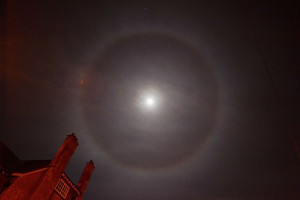 Una corona lunar, fotografíada en Londres el 24 de diciembre de 2015. Crédito: Lorenzo Wood/Wikipedia