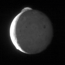 Esta secuencia de imágenes de la sonda New Horizons muestra una erupción en el satélite. Crédito: NASA