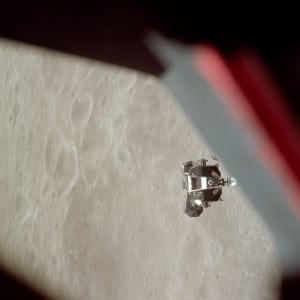 El módulo lunar fotografiado desde el módulo de mando. Crédito: NASA