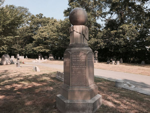 Monumento de la familia Leavitt, en el cementerio de Cambridge, con una inscripción de Henrietta. Crédito: Arnold Reinhold/Wikipedia