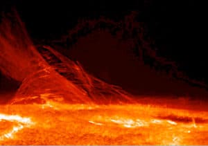 Esta imagen del Sol revela la naturaleza filamentaria del plasma que conecta dos regiones de polaridad magnética diferente. Crédito: Hinode JAXA/NASA