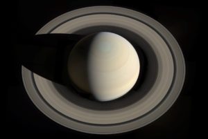 Esta imagen de Saturno y sus anillos fue creada a partir de imágenes tomadas por la sonda Cassini en 2013.  Crédito: NASA/JPL-Caltech/Space Science Institute/G. Ugarkovic