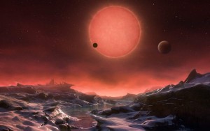Este concepto artístico muestra un paisaje imaginario desde la superficie de uno de los tres planetas alrededor de la estrella TRAPPIST-1. En esta imagen se puede ver uno de los planetas interiores en tránsito a través del disco de la estrella.  Crédito: ESO/M. Kornmesser