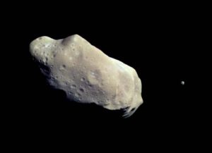 243 Ida es el primer asteroide detectado que tiene su propio satélite.  Crédito: NASA/JPL