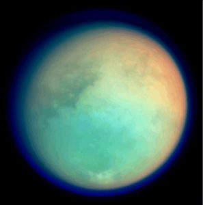 Titán observado por la sonda Cassini en la longitud de onda ultravioleta e infrarroja en octubre de 2004. Crédito: NASA/JPL/Space Science Institute