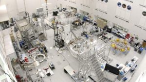 La sala limpia dentro de la instalación de construcción de naves del laboratorio de propulsión a chorro de la NASA, en Pasadena, California (EEUU). Crédito: NASA/JPL