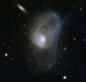 NGC 3921, un conjunto de galaxias que está en proceso de colisión. Crédito: ESA/Hubble