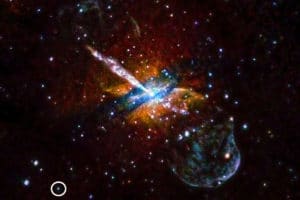 El pequeño círculo blanco, al pie de esta imagen, muestra una fuente de emisión en las afueras de la galaxia NGC 5128, que emitió varias llamaradas de rayos X en varias ocasiones. Crédito: U.Birmingham/M.Burke et al./CXC/NASA