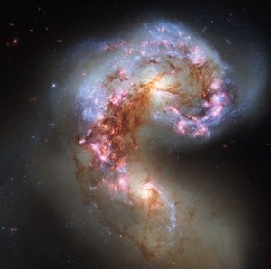 Aunque puede parecer que no, esto son dos galaxias, conocidas como las galaxias Antena, que están en proceso de combinación. Crédito: ESA/Hubble
