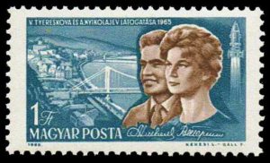 Sello húngaro conmemorativo, en el que aparecen los rostros de los cosmonautas soviéticos Valentina Tereshkova y Andriyan Nikolayev, su esposo. Crédito: Wikimedia Commons/Darjac