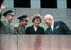 Nikita Khrushchev, Valentina Tereshkova, Pavel Popovich y Yury Gagarin en el Mausoleo de Lenin, el 22 de junio de 1963. Crédito: Wikipedia Commons/RIA Novosti Archive 