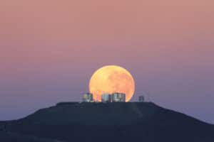 Una ilusión lunar, provocada por la Luna muy cerca del horizonte, en Cerro Paranal (Chile), hogar del Very Large Telescope. Crédito: ESO
