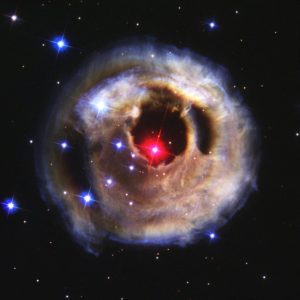 La supergigante roja V838 Monocerotis, que podría estar compuesta por dos estrellas que colisionaron en el pasado. Crédito: NASA/ESA/The Hubble Heritage Team (STScI/AURA)