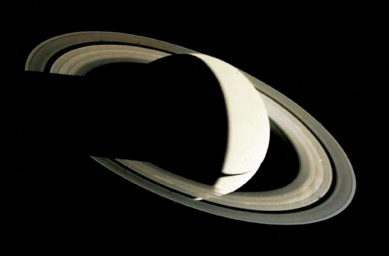 Descubren 20 nuevos satélites de Saturno