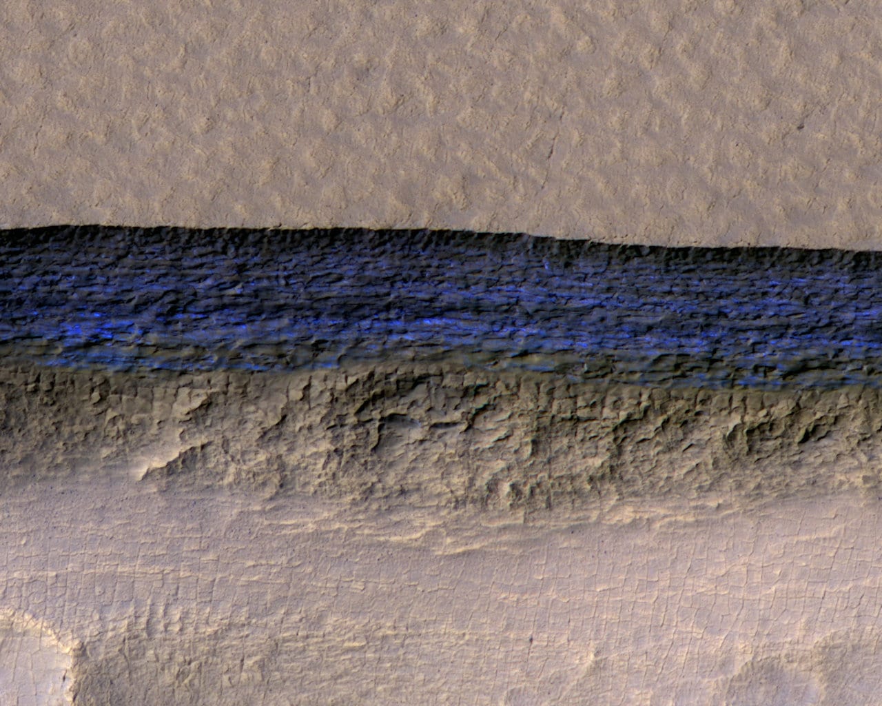 Descubren capas de hielo bajo la superficie de Marte