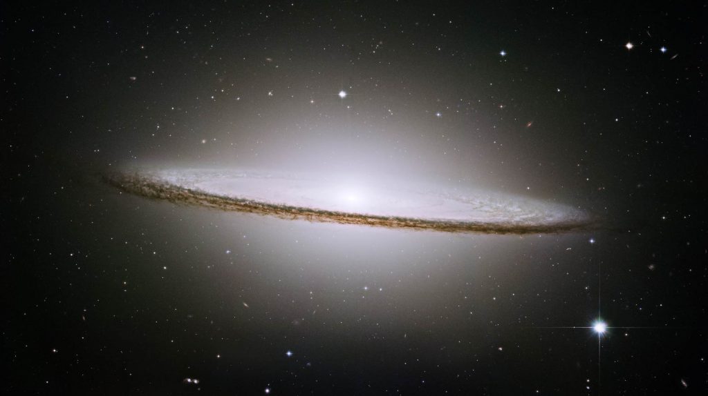 Uno de los grandes protagonistas en la observación del firmamento en el calendario astronómico de abril de 2022: la galaxia del sombrero.