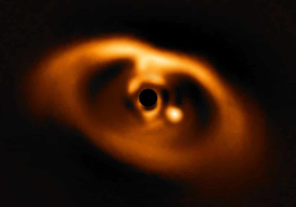Webb ha detectado agua en el disco de un joven sistema estelar