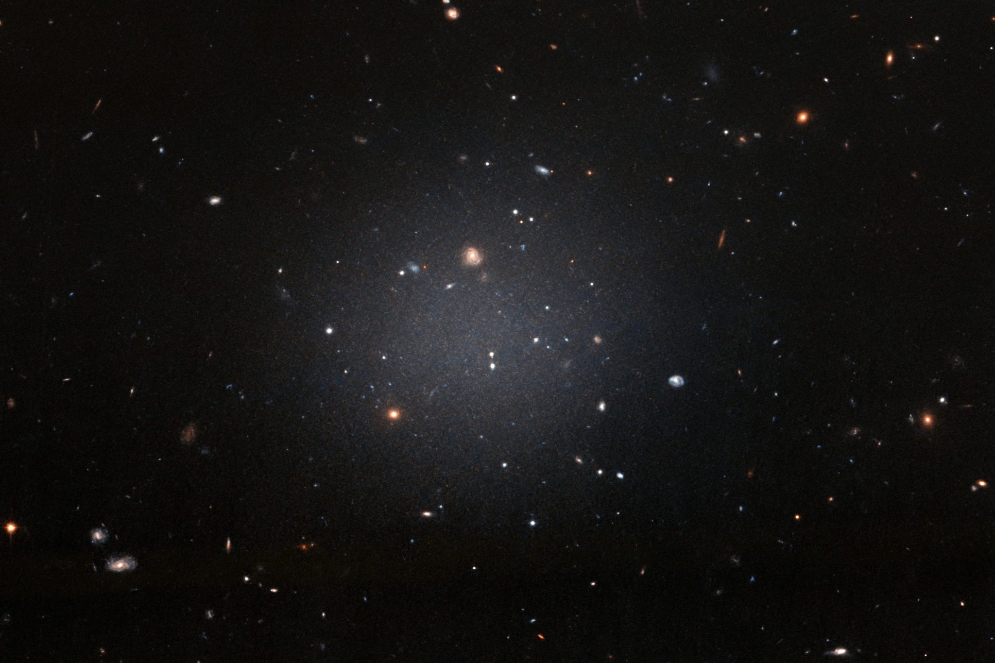 NGC1052-DF2: una galaxia que no tiene materia oscura