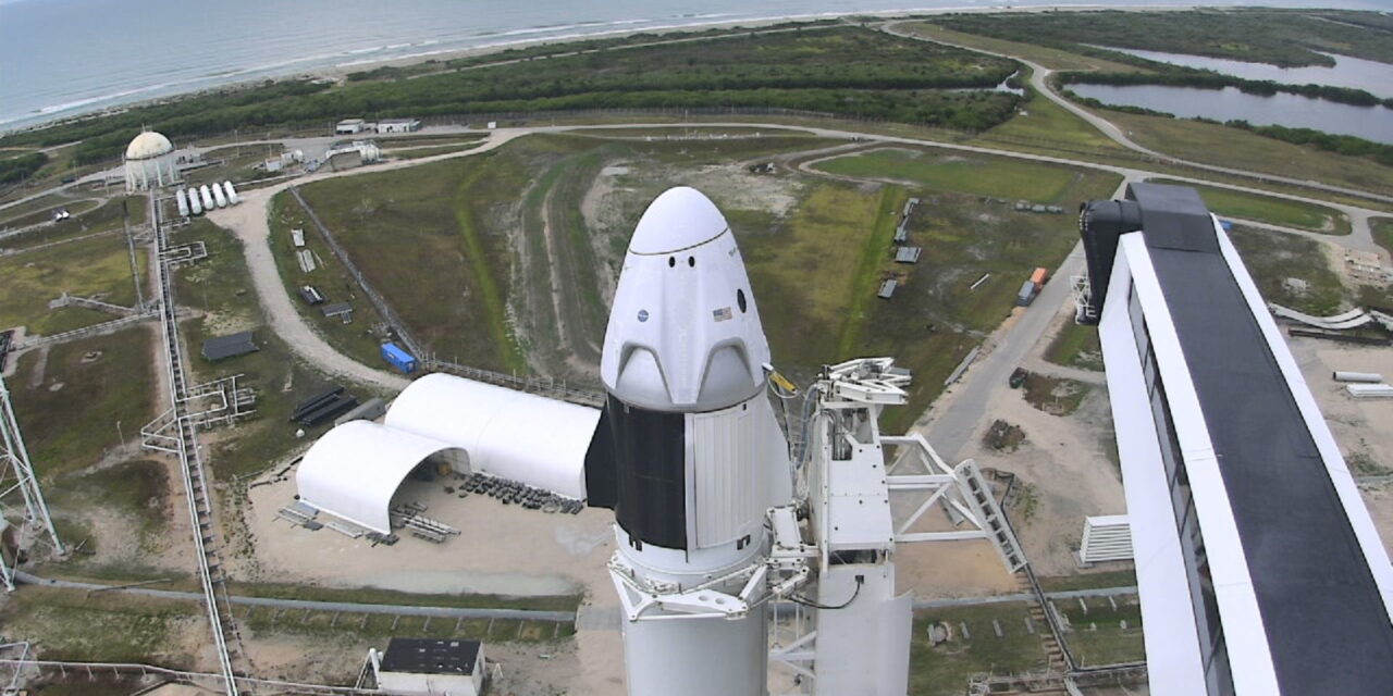 SpaceX y NASA revisan un incidente en los paracaídas
