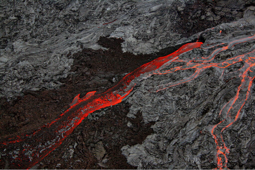 Los flujos de lava, una vez solidificados, contienen un registro del campo magnético de la época. Sin embargo, no son los más útiles al estudiar una inversión de los polos, por no poder reconstruir la historia del campo magnético terrestre por sí mismos.