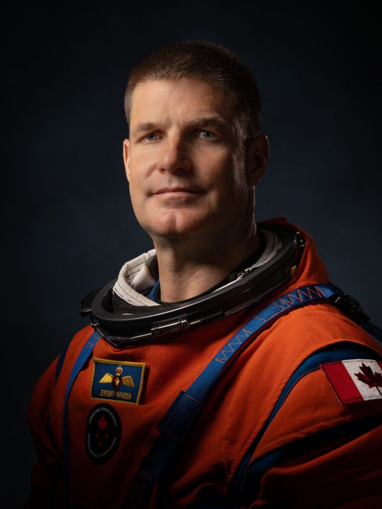 Jeremy Hansen, como miembro de la tripulación de Artemisa II, será el primer astronauta canadiense en viajar a la Luna. Crédito: NASA/CSA