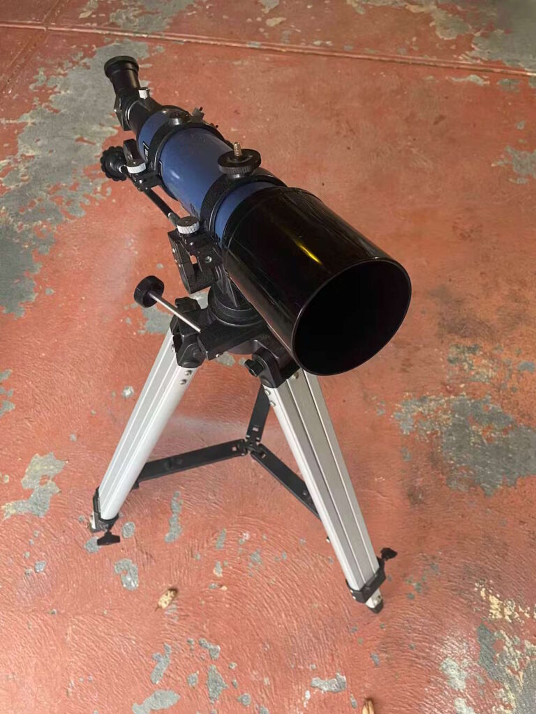 El tipo de telescopio adecuado puede ser tanto refractor como reflector, en función de tus necesidades.