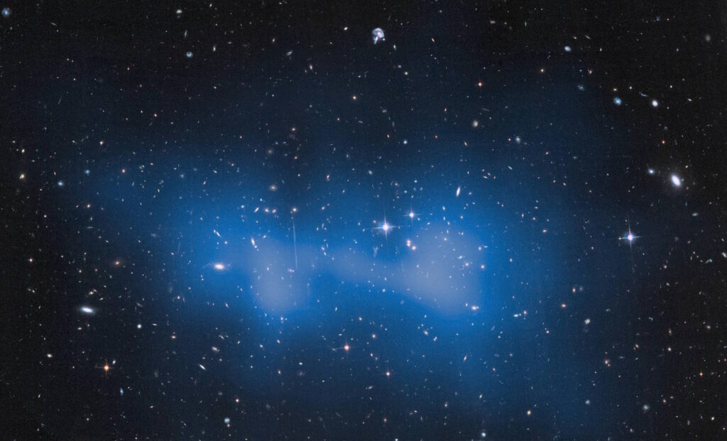 Materia oscura en interacción consigo misma: ¿y si fuese posible?